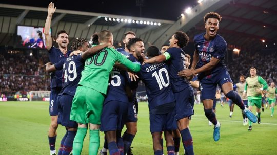 Na snímke hráči PSG sa tešia z víťazstva.