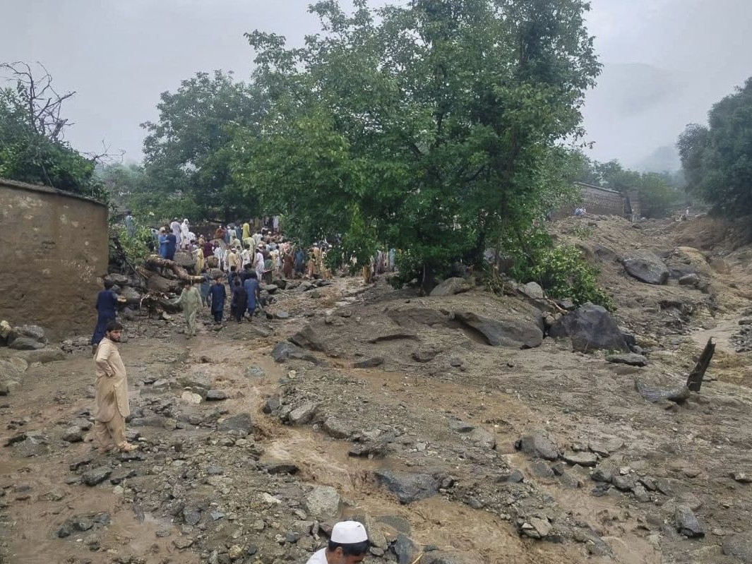 Na snímke ľudia v Pakistane po prívalových povodniach.