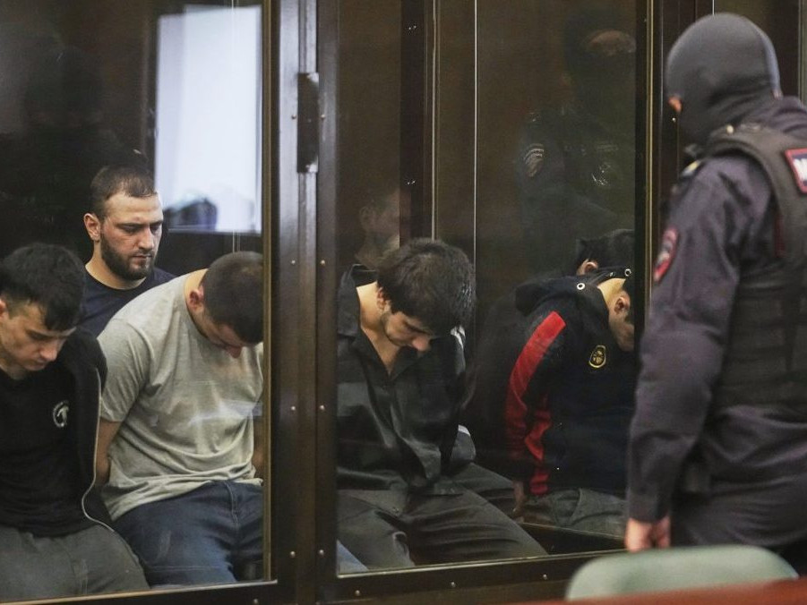 Na snímke podozriví z teroristického útoku.