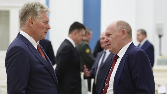 Hovorca Kremľa Dmitrij Peskov a zástupca vedúceho kancelárie prezidenta Ruska Alexej Gromov.