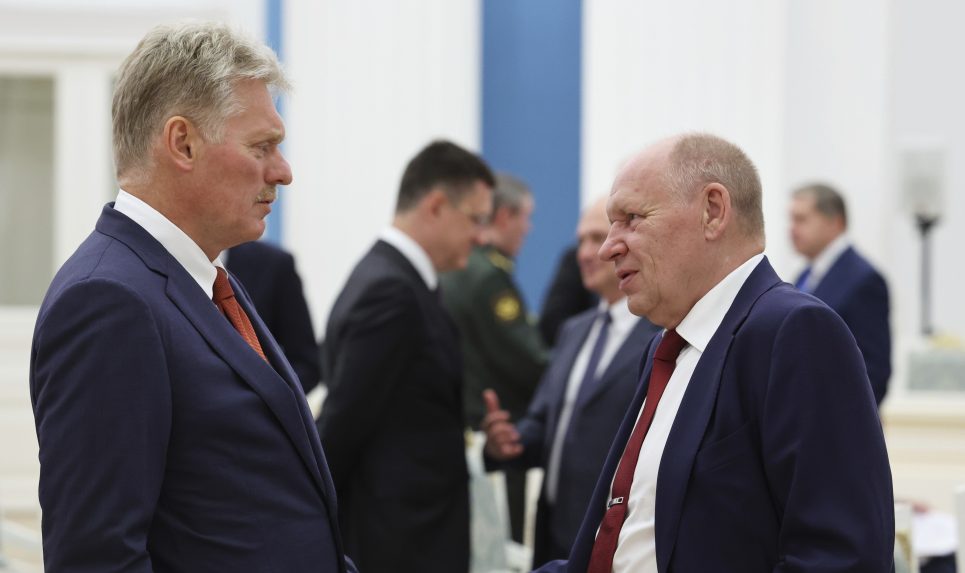 Hovorca Kremľa Dmitrij Peskov a zástupca vedúceho kancelárie prezidenta Ruska Alexej Gromov.