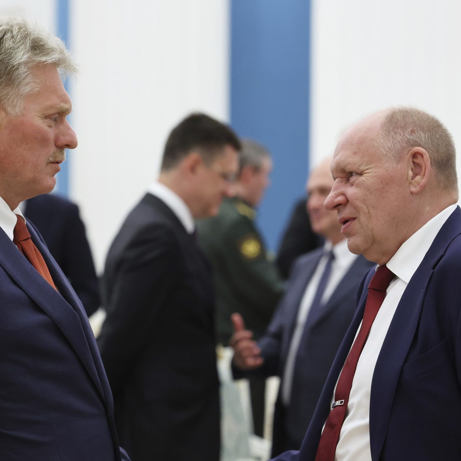 Hovorca Kremľa Dmitrij Peskov a zástupca vedúceho kancelárie prezidenta Ruska Alexej Gromov.