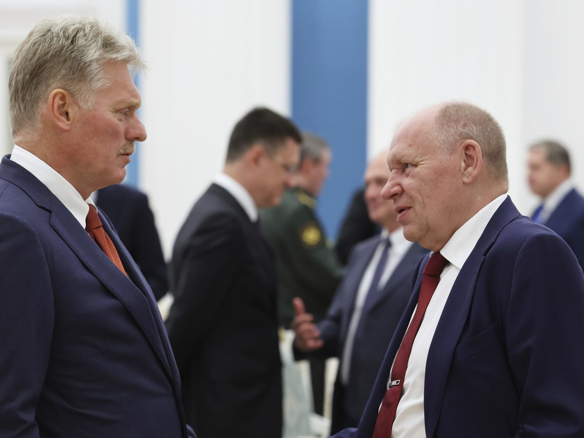 Hovorca Kremľa Dmitrij Peskov a zástupca vedúceho kancelárie prezidenta Ruska Alexej Gromov.