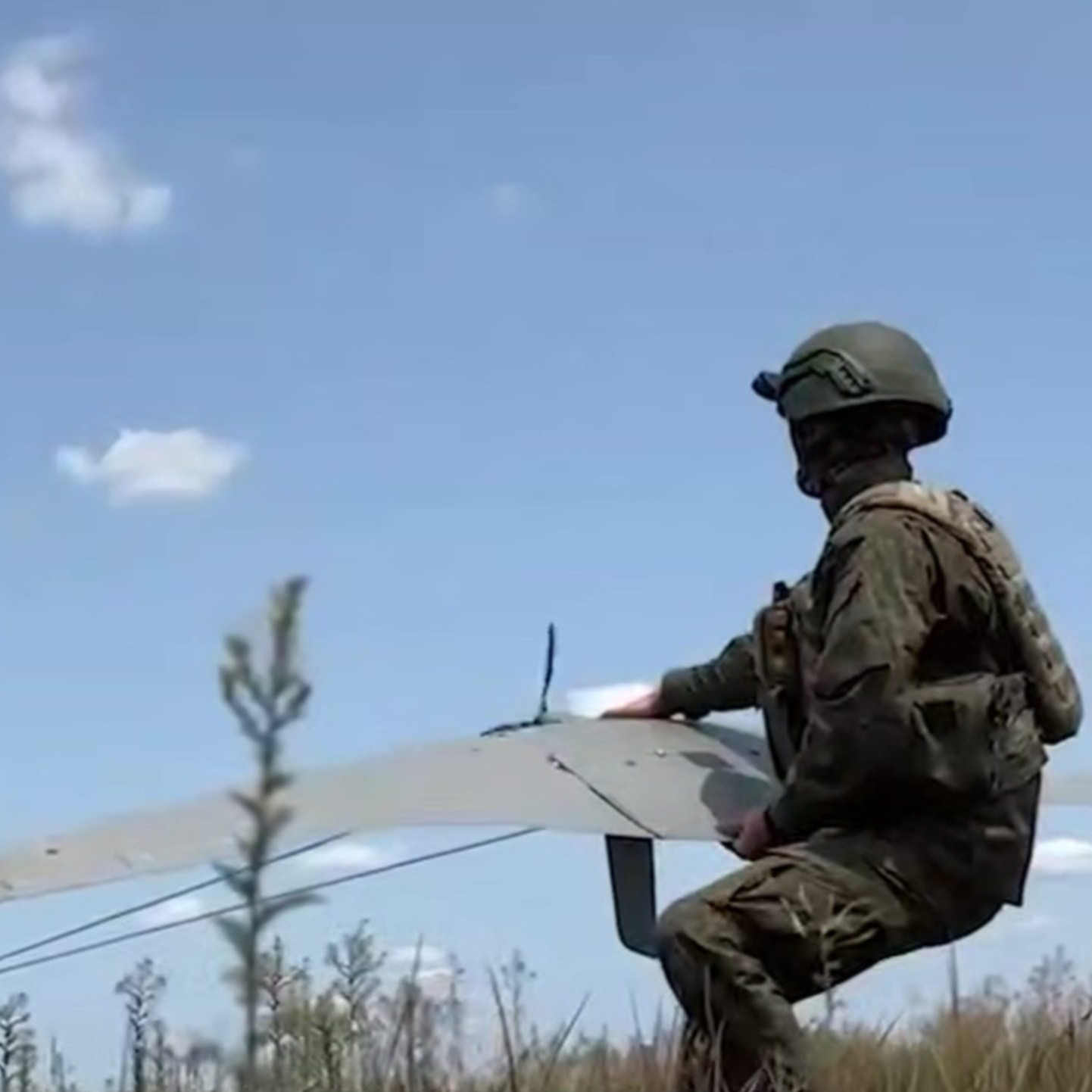 Na snímke z videa zverejnenej ruským ministerstvom obrany ruský vojak pripravuje "Supercam" dron na vystrelenie na ukrajinské pozície na neznámom mieste na Ukrajine.