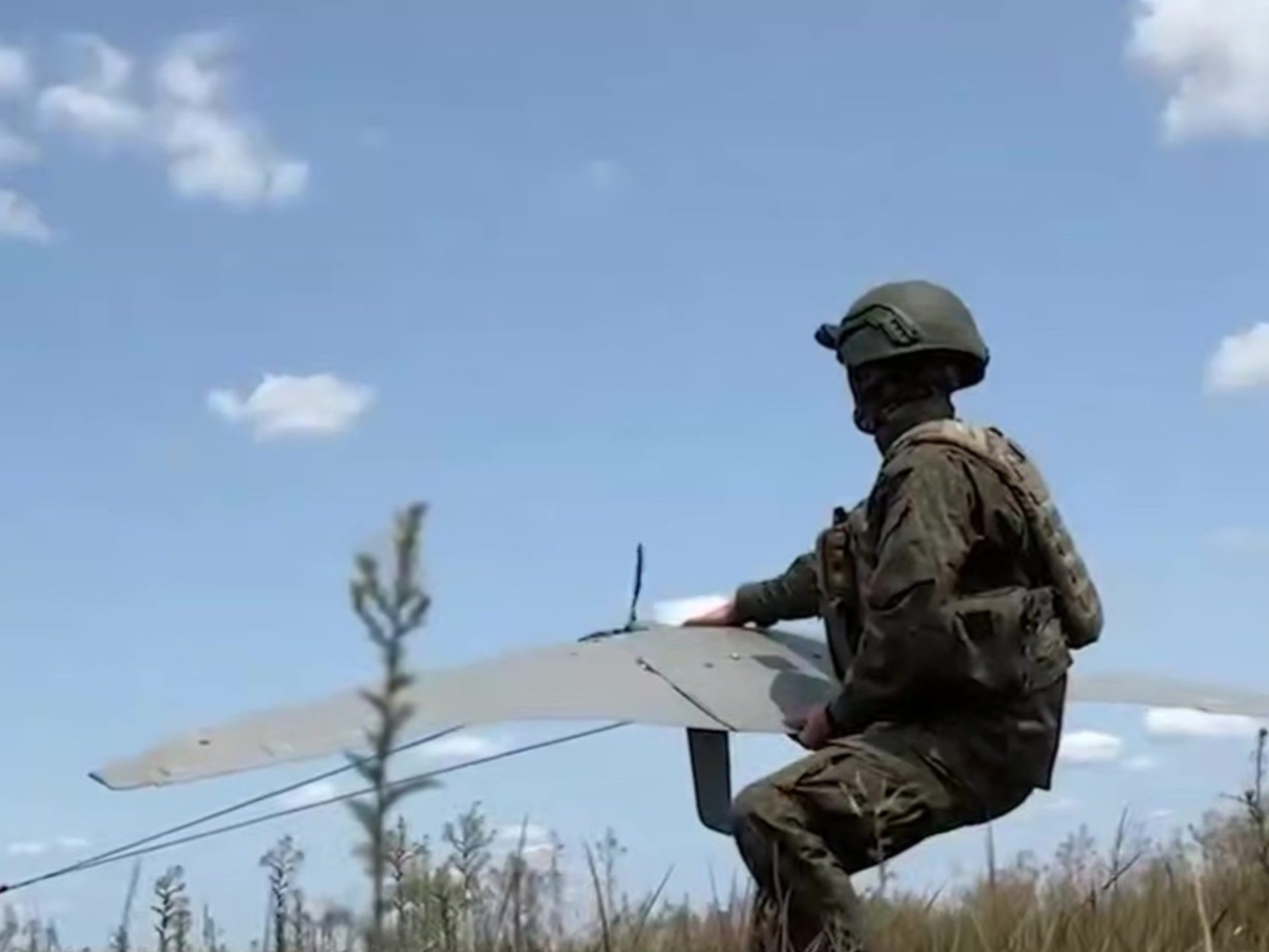 Na snímke z videa zverejnenej ruským ministerstvom obrany ruský vojak pripravuje "Supercam" dron na vystrelenie na ukrajinské pozície na neznámom mieste na Ukrajine.