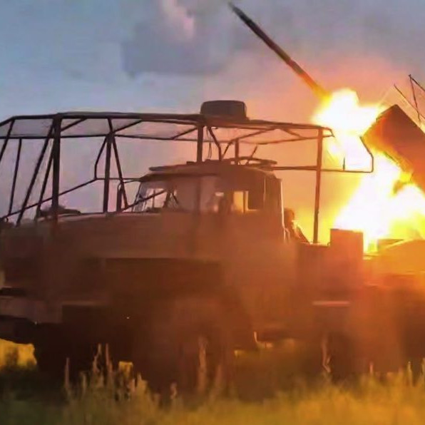 Na snímke z videa zverejnenej ruským ministerstvom obrany ruský raketomet BM-21 páli na ukrajinské pozície na neznámom mieste na Ukrajine 25. augusta 2025.