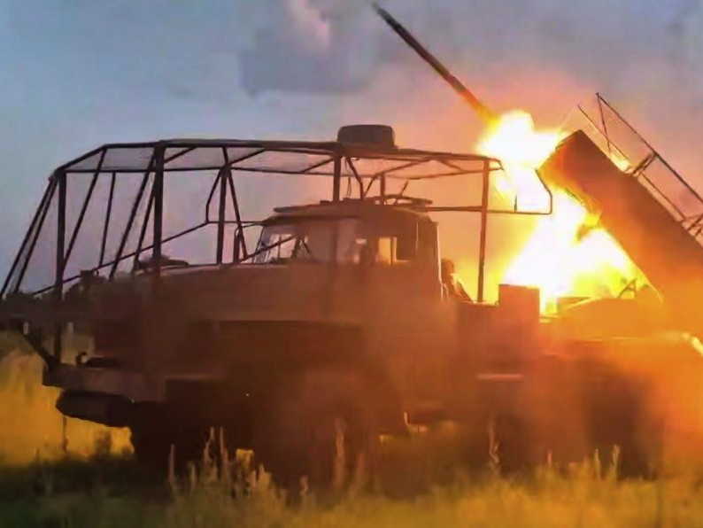 Na snímke z videa zverejnenej ruským ministerstvom obrany ruský raketomet BM-21 páli na ukrajinské pozície na neznámom mieste na Ukrajine 25. augusta 2025.