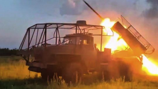 Na snímke z videa zverejnenej ruským ministerstvom obrany ruský raketomet BM-21 páli na ukrajinské pozície na neznámom mieste na Ukrajine 25. augusta 2025.