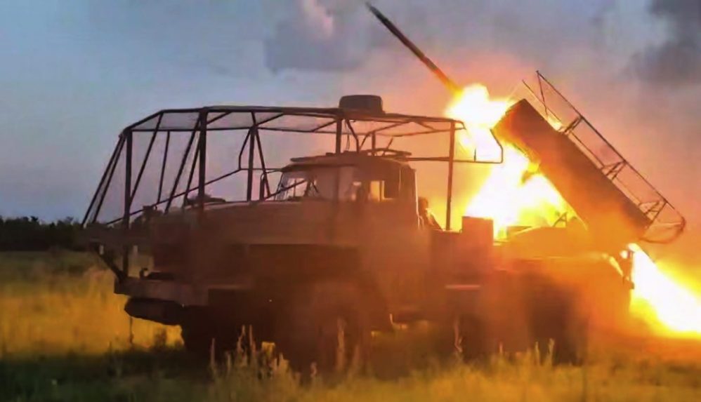Na snímke z videa zverejnenej ruským ministerstvom obrany ruský raketomet BM-21 páli na ukrajinské pozície na neznámom mieste na Ukrajine 25. augusta 2025.