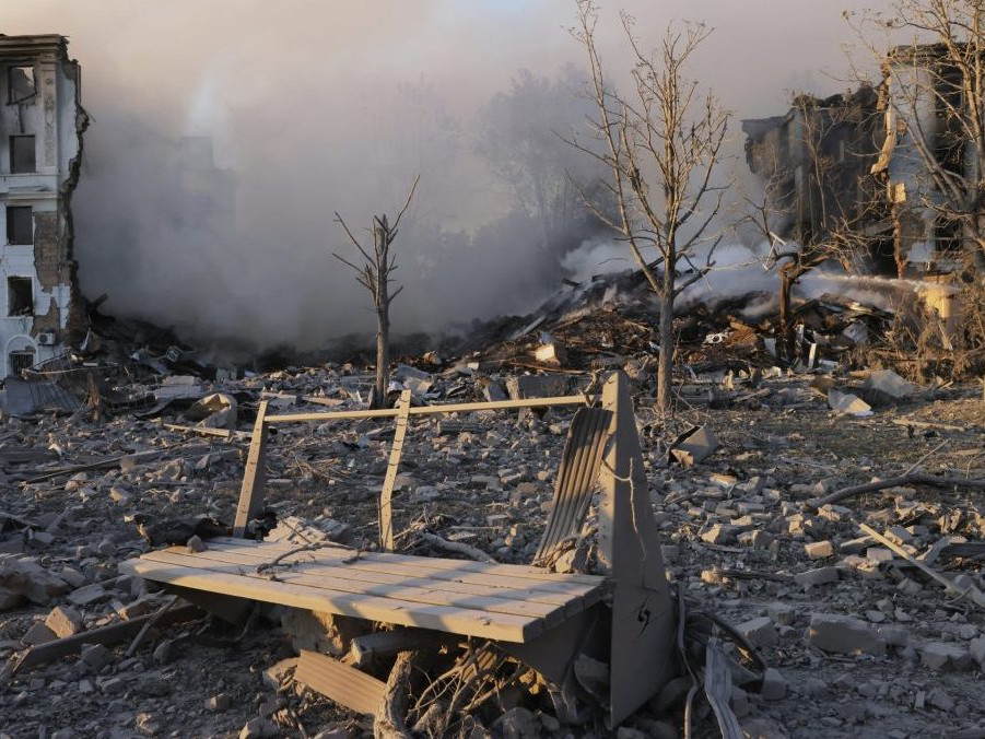 Dym stúpa nad obytnou budovou zničenou ruským náletom na Kramatorsk na Ukrajine.