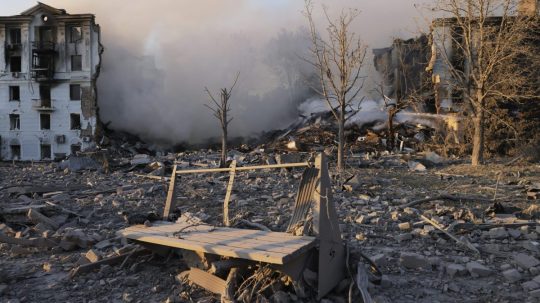 Dym stúpa nad obytnou budovou zničenou ruským náletom na Kramatorsk na Ukrajine.