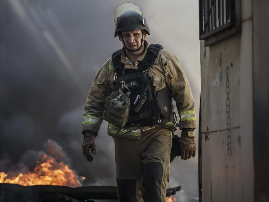 Hasič zasahuje pri požiari po ruskom dronovom útoku na Ukrajinu.