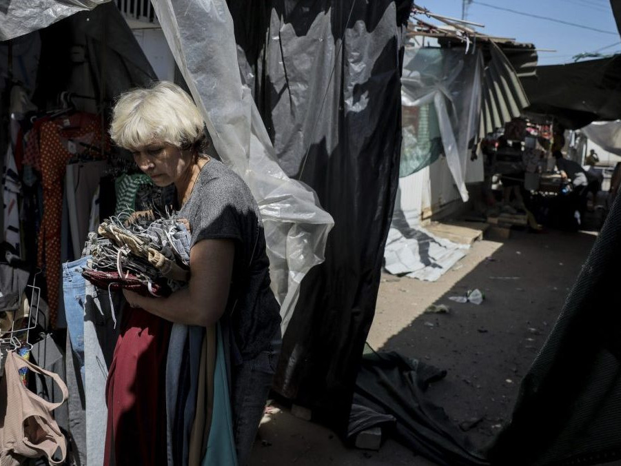 Žena na trhu, ktorý zasiahol ruský dron v Doneckej oblasti.