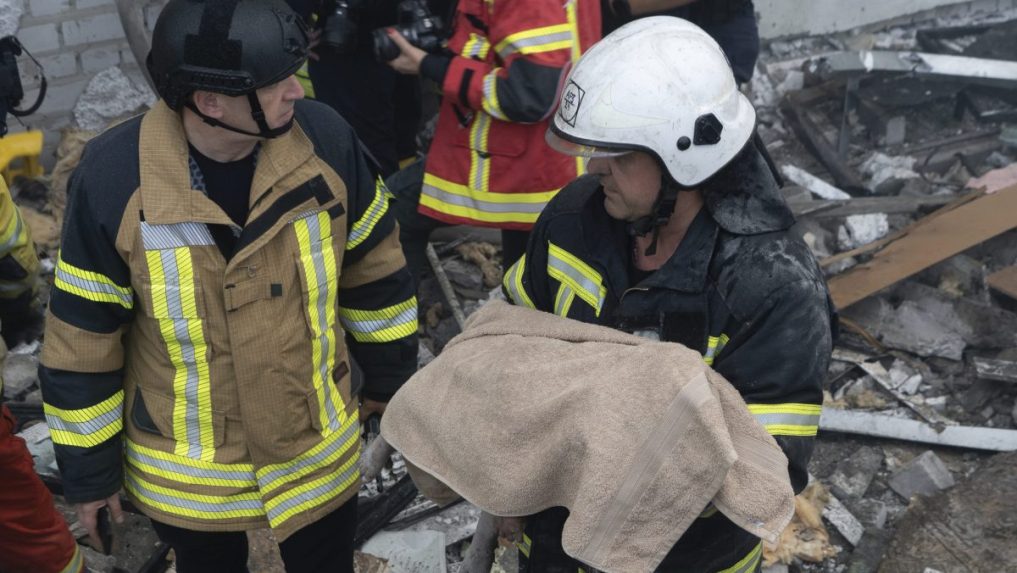 Na snímke záchranár odnáša telo dieťaťa, ktoré prišlo o život pri raketovom útoku ruskej armády na obytnú budovu v ukrajinskom meste Charkov.