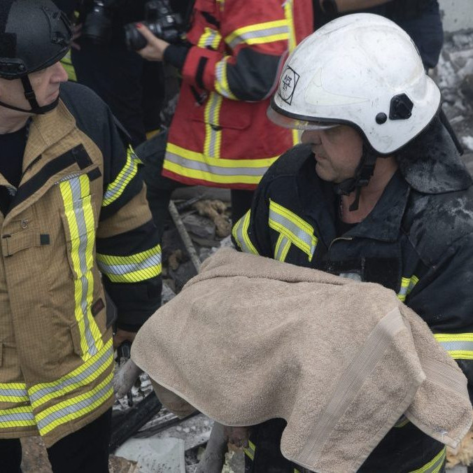 Na snímke záchranár odnáša telo dieťaťa, ktoré prišlo o život pri raketovom útoku ruskej armády na obytnú budovu v ukrajinskom meste Charkov.