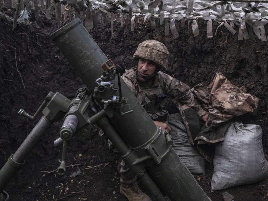 Ukrajinský vojak v zákope.