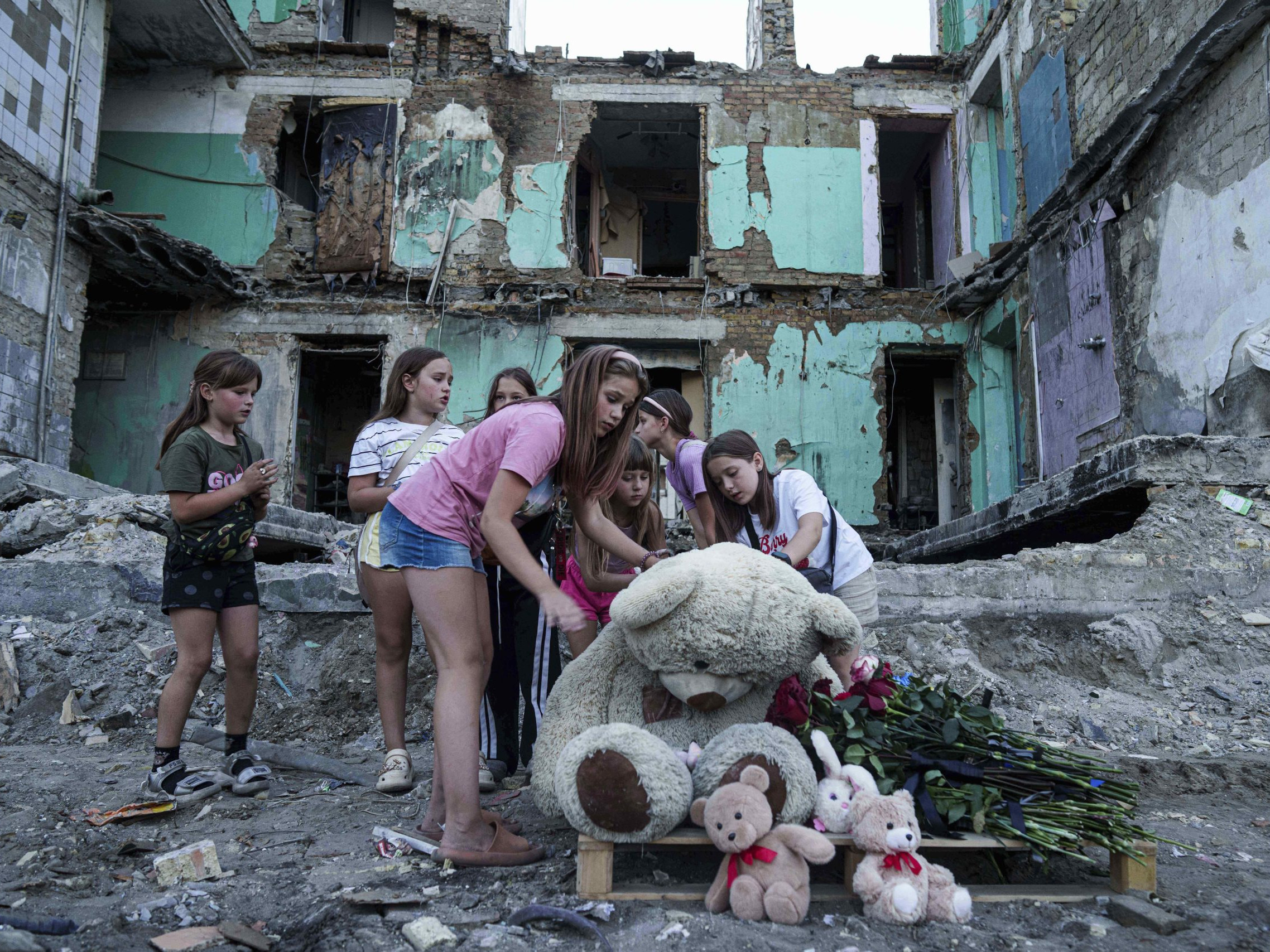 Deti po ruskom útoku v ukrajinskej metropole Kyjev.