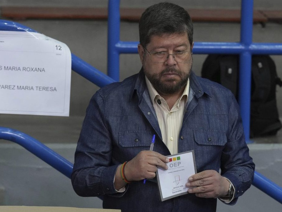 Na snímke Samuel Doria Medina.