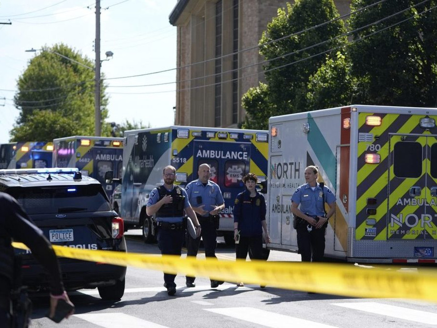 Príslušníci bezpečnostných zložiek sa zhromažďujú pred školou