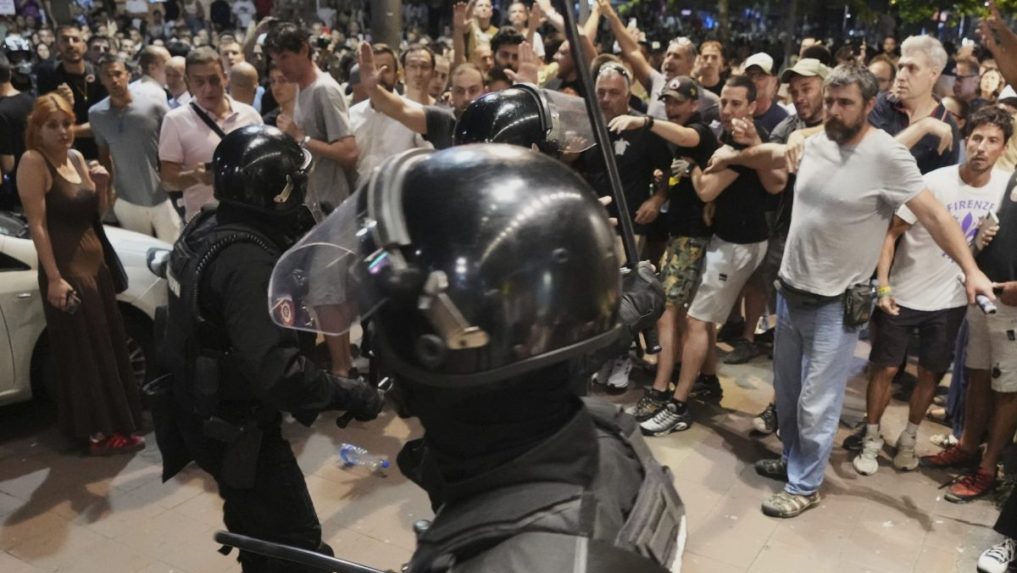 Počas protestov v Srbsku opäť došlo k potýčkam medzi priaznivcami a odporcami vlády.
