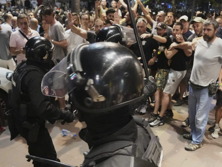 Počas protestov v Srbsku opäť došlo k potýčkam medzi priaznivcami a odporcami vlády.