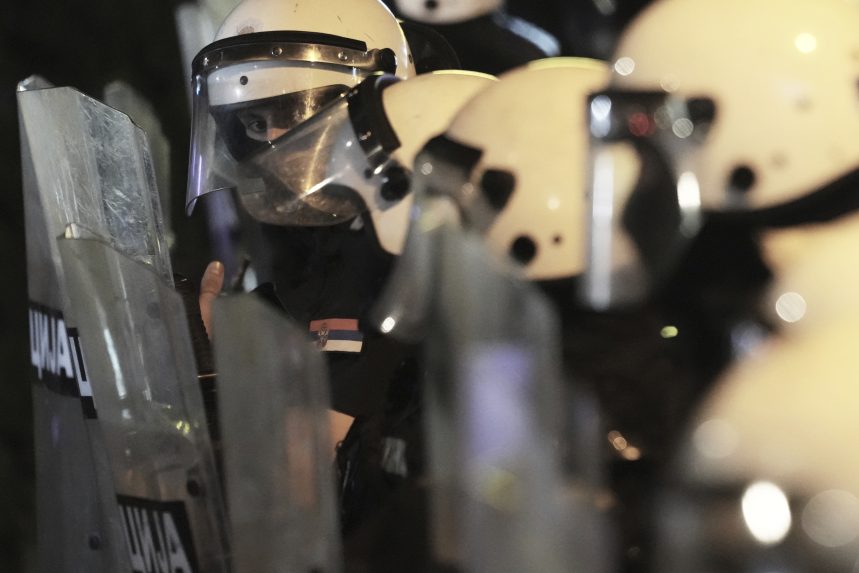 PoriadkovÃƒÂ¡ polÃƒÂ­cia poÃ„Âas protestov v Srbsku.