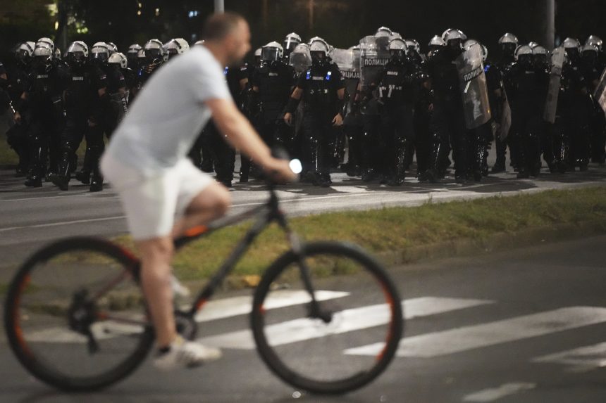 PoriadkovÃƒÂ¡ polÃƒÂ­cia poÃ„Âas protestov v Srbsku.