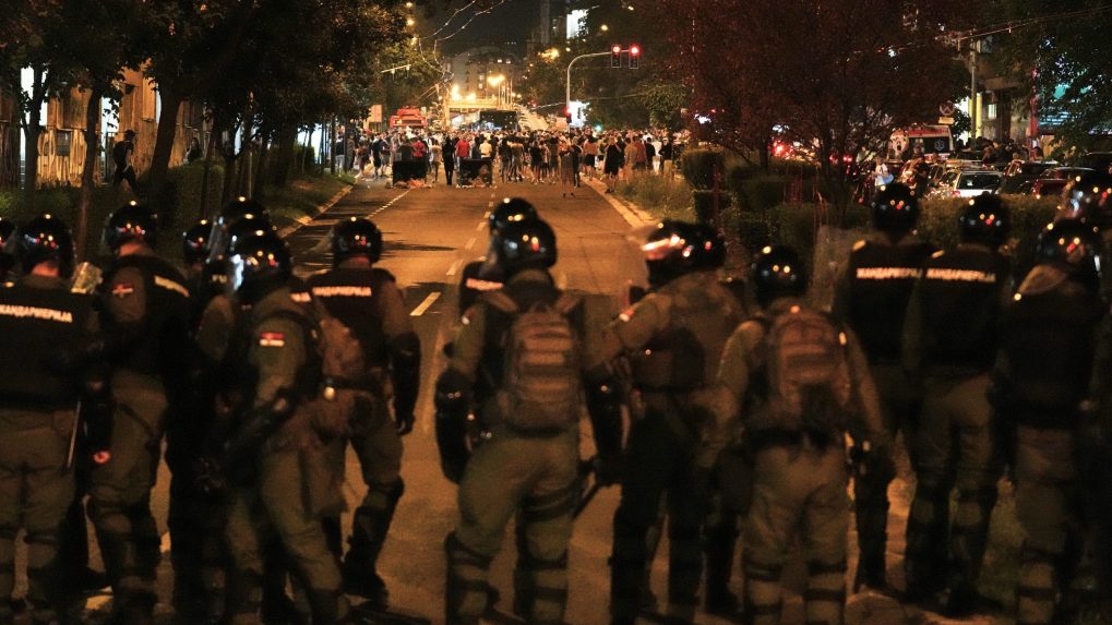 demonštranti v Belehrade