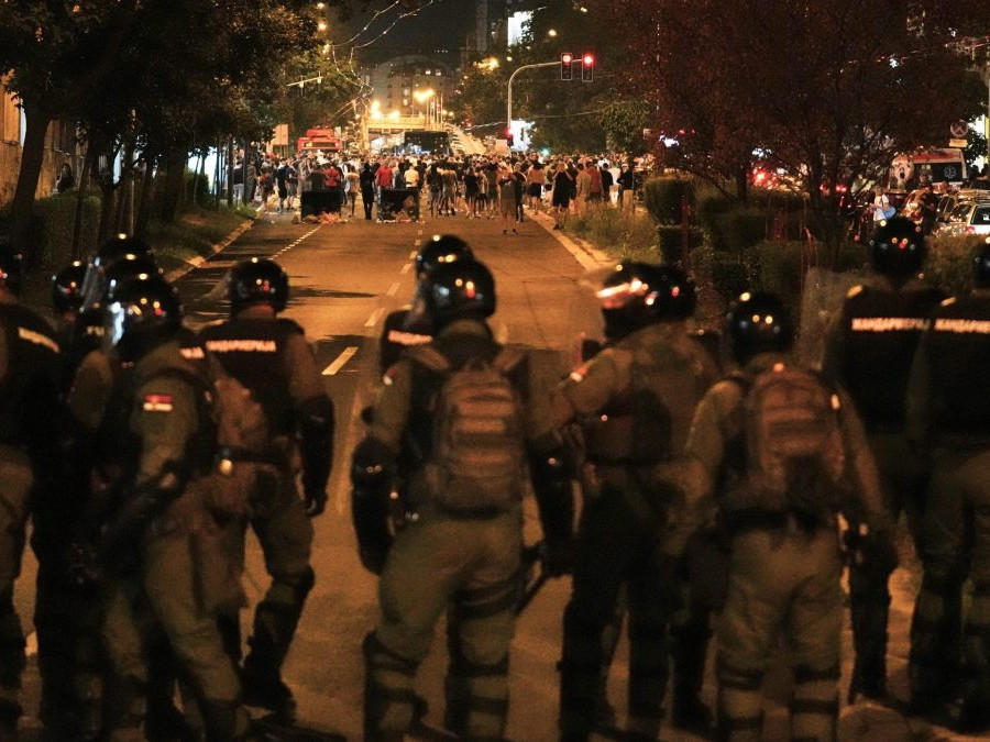 demonštranti v Belehrade