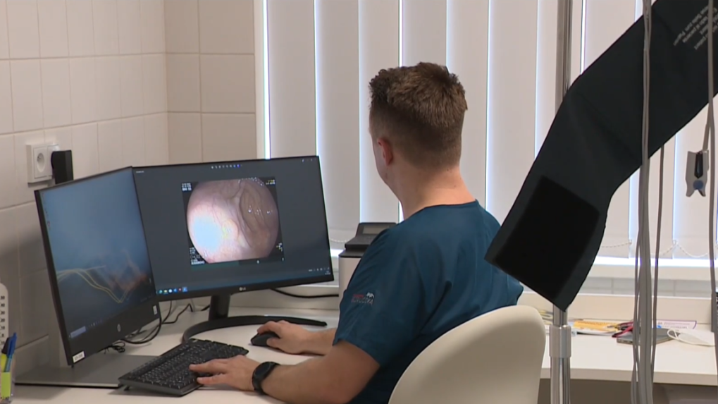 Ilustračná snímka lekára pri diagnostike.