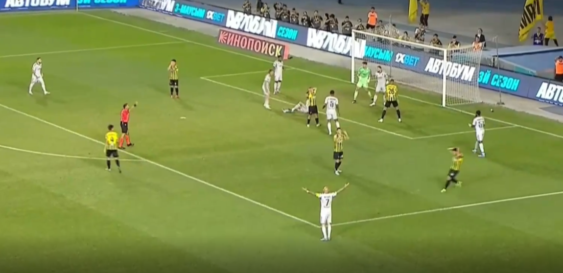 Slovan v úvodnom zápase 3. predkola Ligy majstrov prehral. Kajratu pomohla penalta v závere