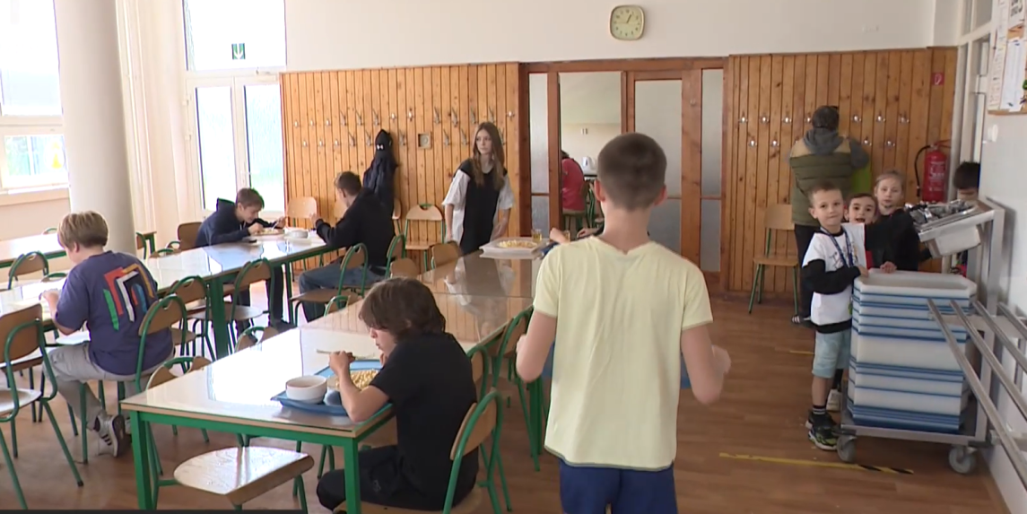 deti v školskej jedálni