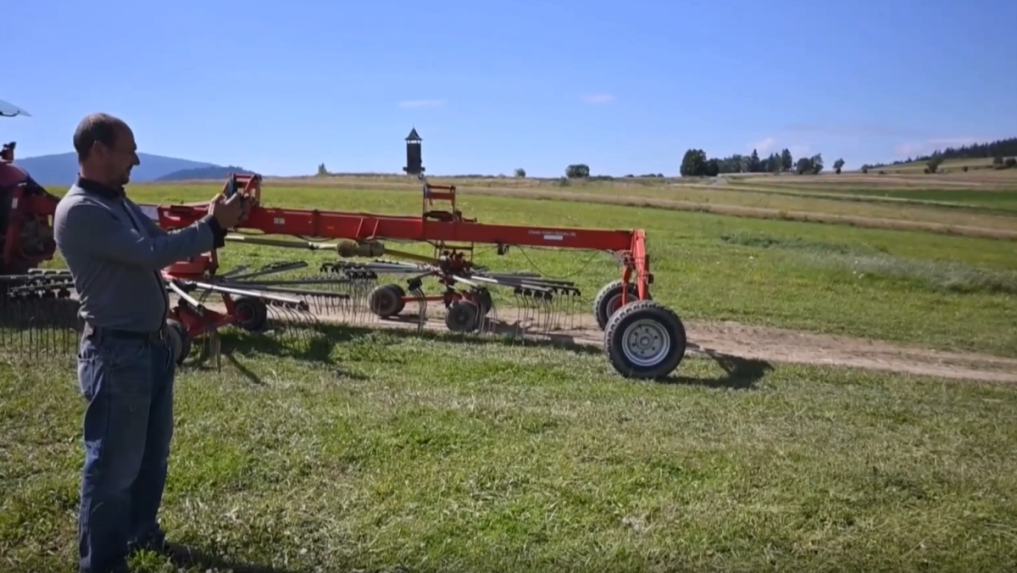 Na snímke farmár využíva aplikáciu eFarmár.