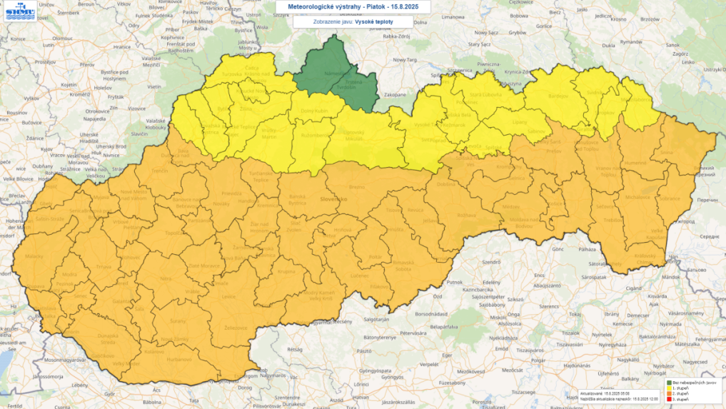 Mapa Slovenska s meteorologickými výstrahami pred vysokými teplotami.