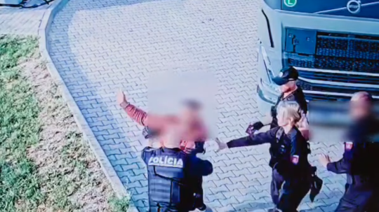 Agresívny kamionista najprv rozbíjal zariadenie čerpacej stanice, neskôr napadol policajtov.