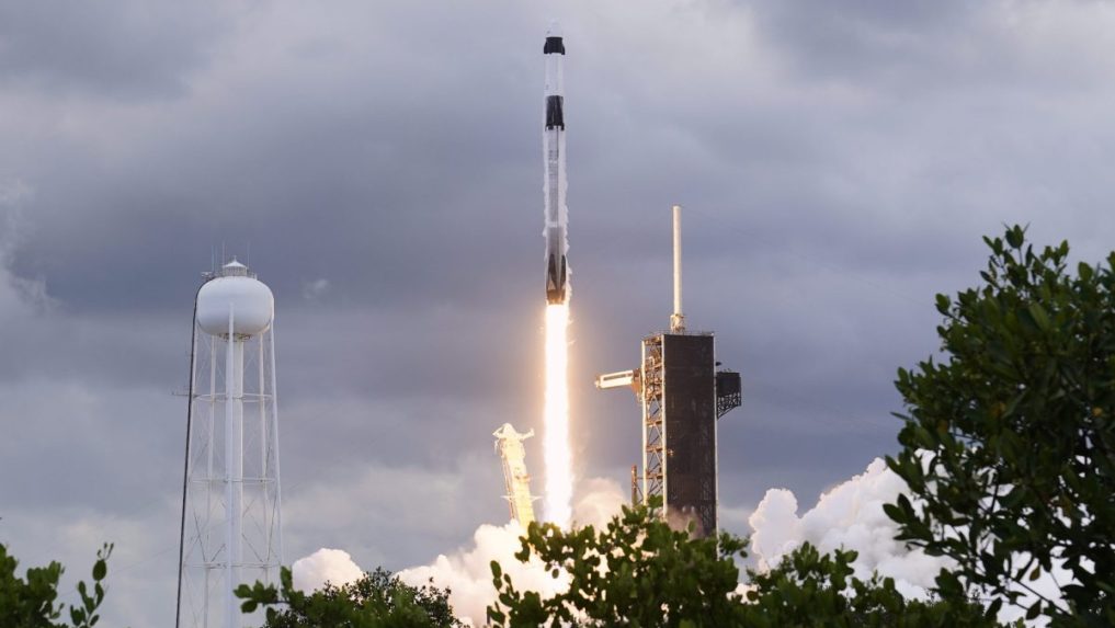 Kozmickú loď Crew Dragon spoločnosti SpaceX vyniesla do vesmíru raketa Falcon 9.