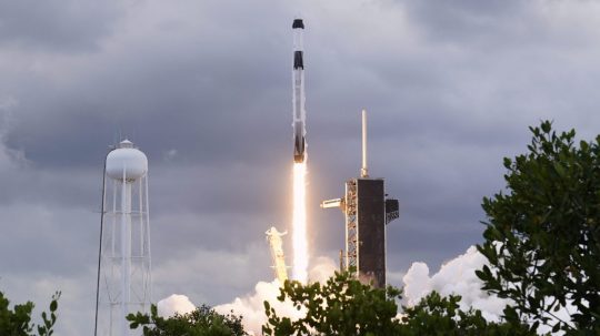 Kozmickú loď Crew Dragon spoločnosti SpaceX vyniesla do vesmíru raketa Falcon 9.