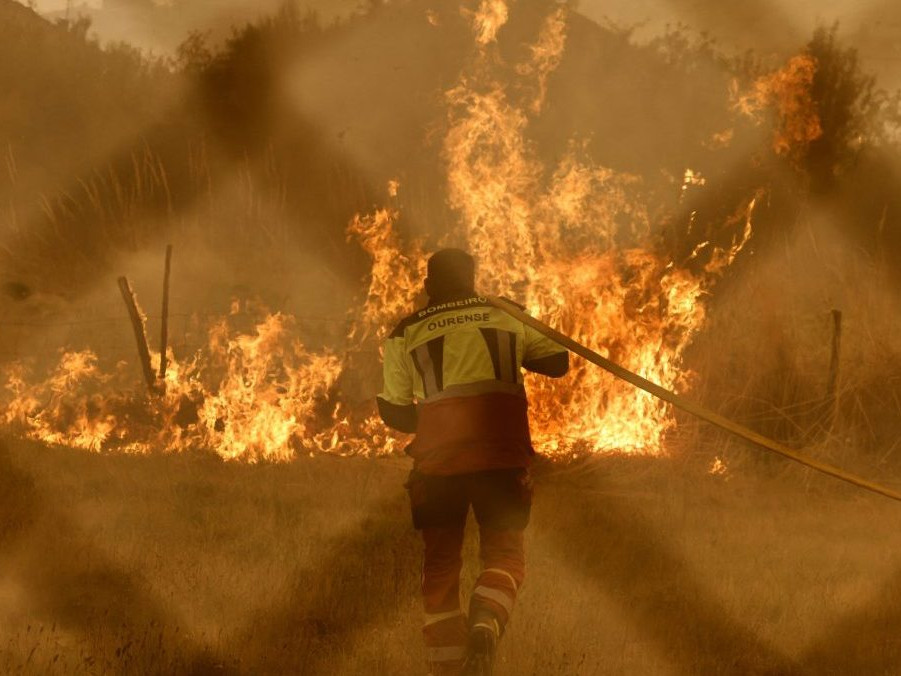 Na snímke hasič zasahuje pri požiari v Španielsku.