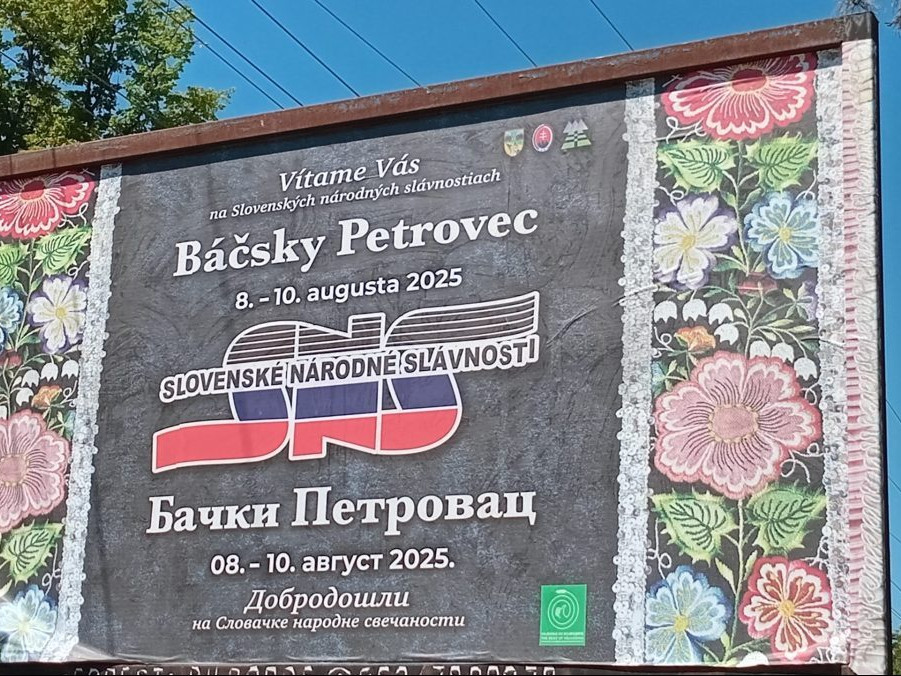 Reklamný bilbord informujúci o Slovenských národných slávnostiach v Báčskom Petrovci.