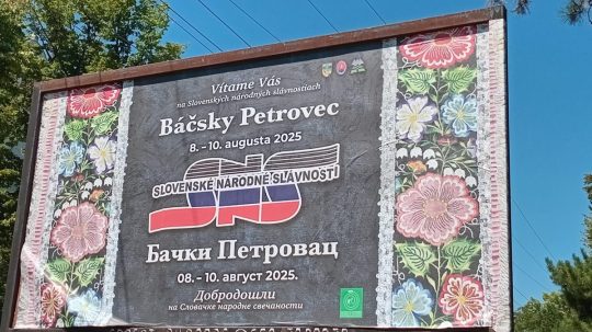 Reklamný bilbord informujúci o Slovenských národných slávnostiach v Báčskom Petrovci.