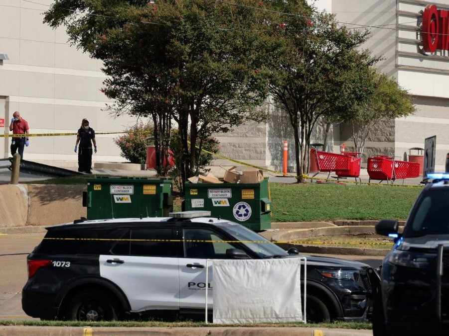 Na snímke príslušníci polície hliadkujú na mieste streľby na parkovisku supermarketu Target v Austine.