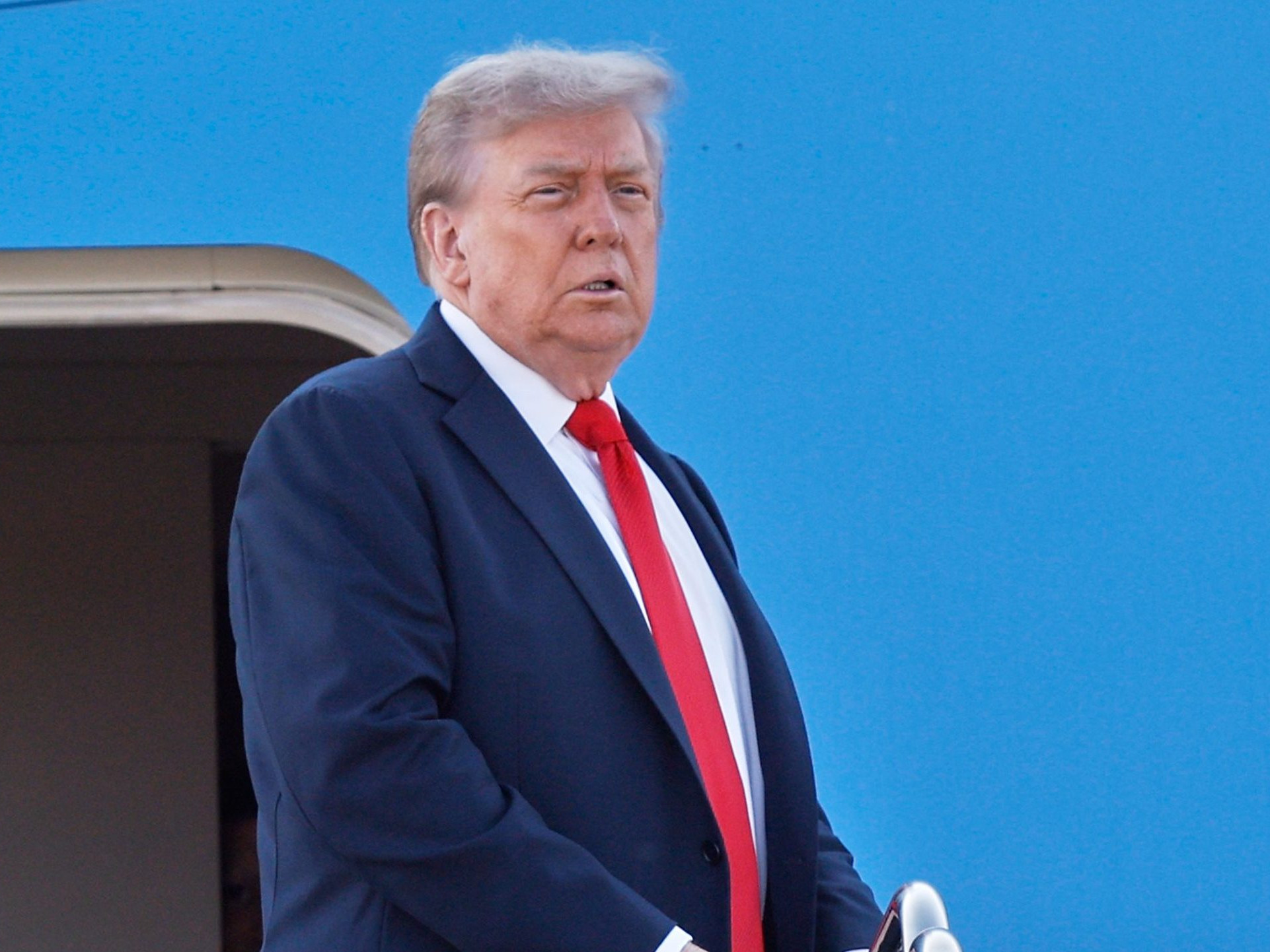 Na snímke Donald Trump smerujúci na rokovania s ruským prezidentom Vladimirom Putinom.