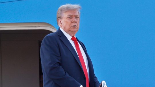 Na snímke Donald Trump smerujúci na rokovania s ruským prezidentom Vladimirom Putinom.