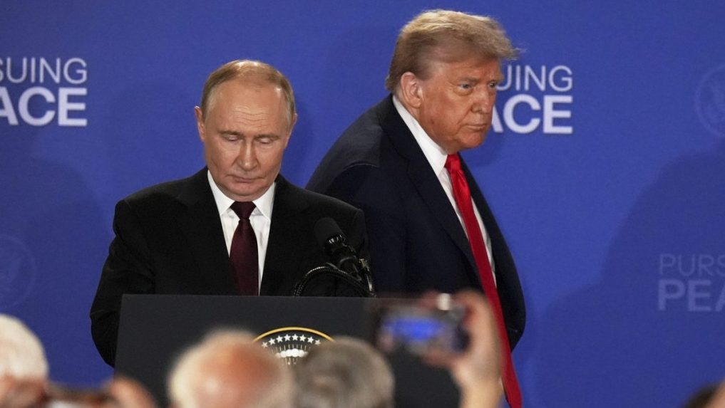 Na snímke Trump a Putin po spoločnom rokovaní.