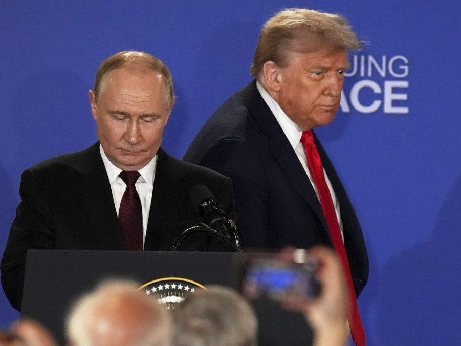 Na snímke Trump a Putin po spoločnom rokovaní.