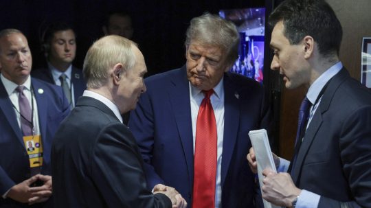 Vladimir Putin a Donald Trump počas samitu na Aljaške