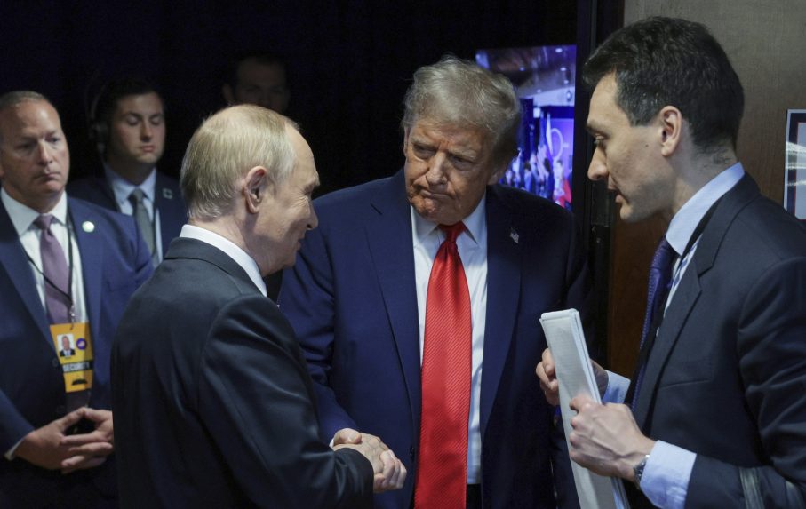 Vladimir Putin a Donald Trump počas samitu na Aljaške