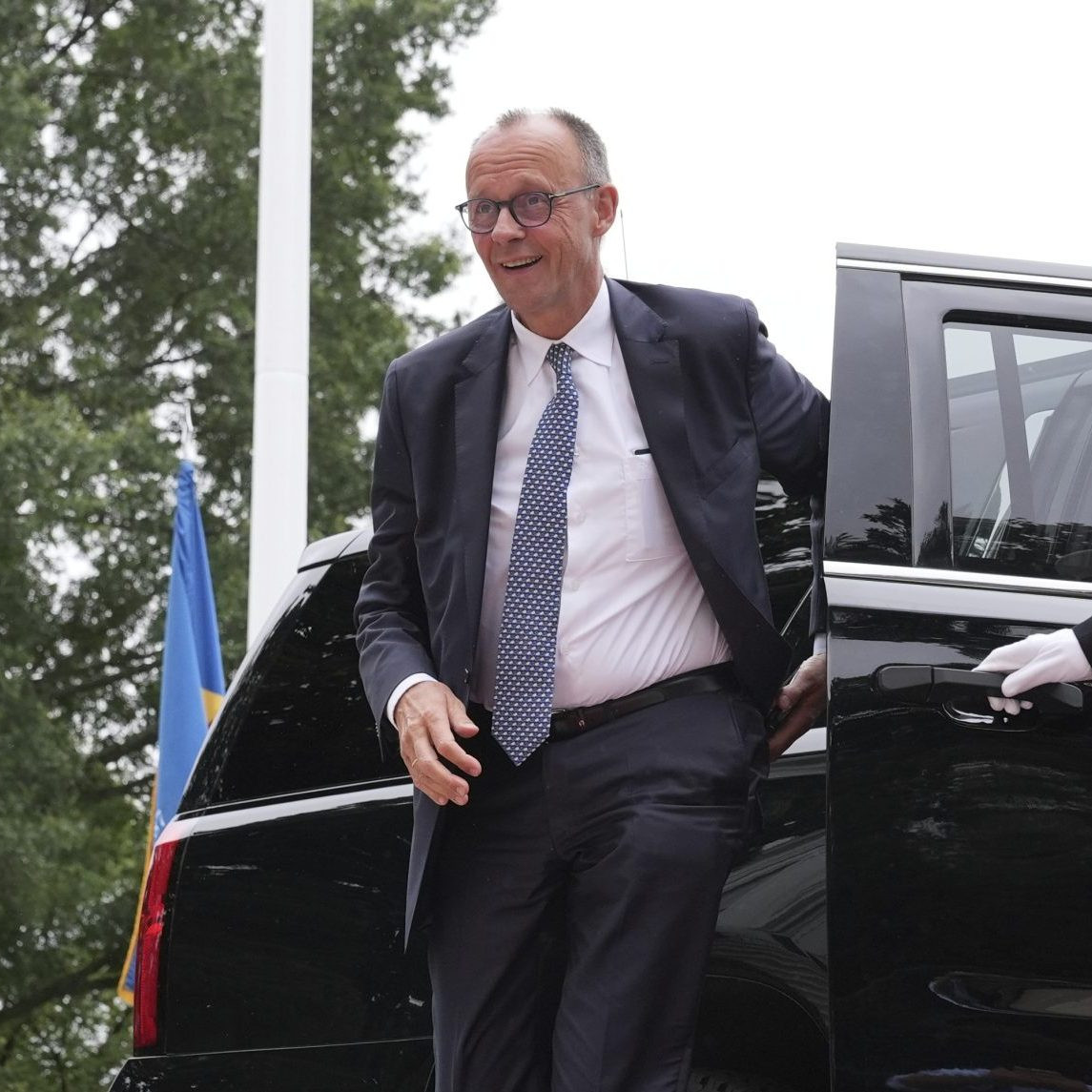 Na snímke nemecký kancelár Friedrich Merz prichádza na stretnutie s americkým prezidentom Donaldom Trumpom a ukrajinským prezidentom Volodymyrom Zelenským.