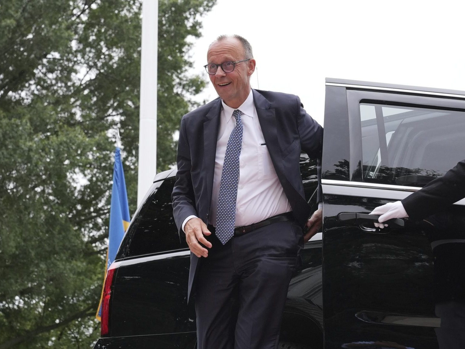 Na snímke nemecký kancelár Friedrich Merz prichádza na stretnutie s americkým prezidentom Donaldom Trumpom a ukrajinským prezidentom Volodymyrom Zelenským.