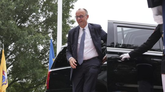 Na snímke nemecký kancelár Friedrich Merz prichádza na stretnutie s americkým prezidentom Donaldom Trumpom a ukrajinským prezidentom Volodymyrom Zelenským.